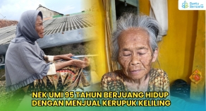 Nek Umi 95 Tahun Masih Berjualan Keripik Keliling